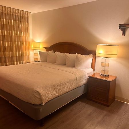 Ramada By Wyndham Anchorage Hotel Екстериор снимка